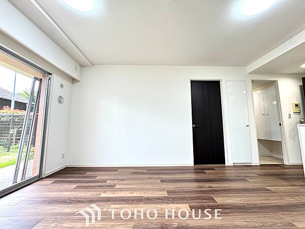 【Decorative lighting】上質に仕上げられた室内。オフ・ホワイトの壁を背にした観葉植物の葉をそっと置かれたインテリア・ライトが照らし出しています。少しお洒落な暮らしをしてみませんか。
