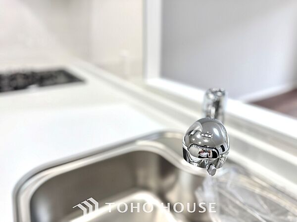【Water cleaner】蛇口から流れ出すお水はクリーンでいつも楽しめます。また浄水器内臓シャワー混合栓なので場所取らずのスッキリとしたスタイルです。
