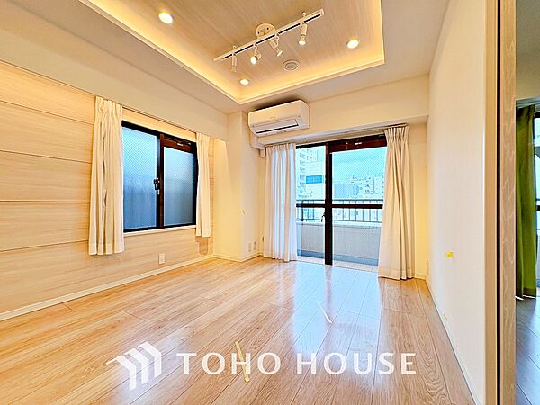 【living】居心地のいい暮らしには欠かせない眩い採光。ゆったりとした幅の窓からこの空間に降り注ぐ採光が絶えない。明るいリビングこそ居心地のいい暮らしが待っているのだと思う。