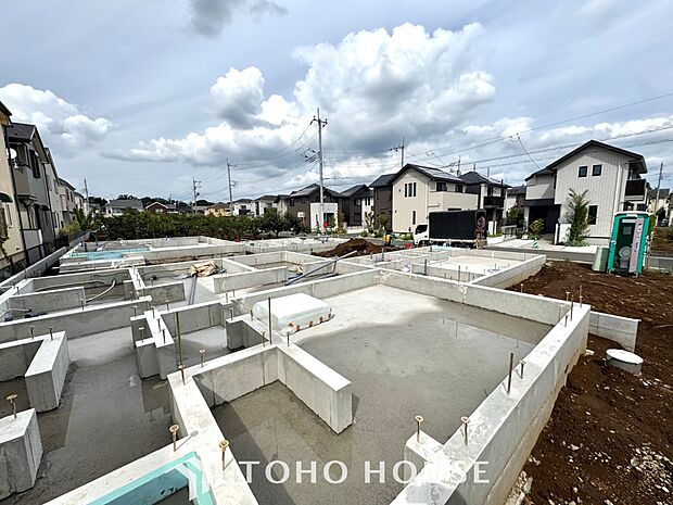 【そよぐ風、緑の香り】澄み切った空気。移ろう季節の中、ゆっくりと流れる時間を、大切な人と愛でる至福。幸せを噛みしめる穏やかな生活。