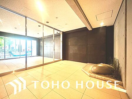 【ENTRANCE】◆家族◆家で家族と過ごす時間は限られている。帰りを待つ家族の元へと急ぐときの弾む思い。そんな思いを引き立てる邸宅。