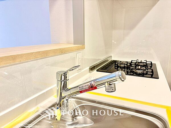 浄水器一体型の便利でスッキリとしたシステム水栓。いつでも安全でおいしいお水を取り出せ、お料理やお飲み物作りに大活躍。ホースを引き出せるハンドシャワー機能付きで、シンクのお手入れもラクラクです。