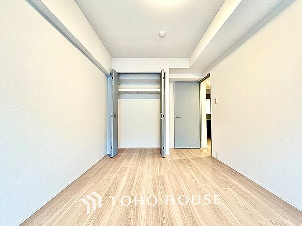 間口が広く奥行きもしっかりある大型クローゼットを配置。ハンガーパイプと上部棚を備え、衣類や季節ものの大きな荷物もスッキリ収納できます。主寝室の衣類をまとめて収められる頼もしい収納力です