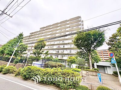外観：地下鉄成増駅徒歩5分。豊かな植栽に包まれた地上10階建て・全156戸の堂々たる大規模マンションです。緑あふれる敷地内公園も備え、落ち着きと開放感を兼ね備えた快適な住環境が日常を彩ります。
