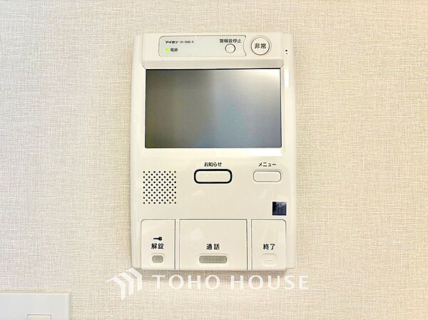 訪問者の顔を室内からしっかり確認できるTVモニター付きインターホン。ワンタッチでオートロックの解錠や通話が可能で、防犯面でも安心です。一人暮らしやお子様のお留守番時にも頼もしい設備です。