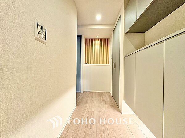 玄関周りには豊富な収納を備え、いつでもすっきりとした空間をキープ。クランク状の廊下設計により、玄関を開けても室内に視線が届かずプライバシーを守ります。来客時にも安心の配慮が行き届いた設計です。