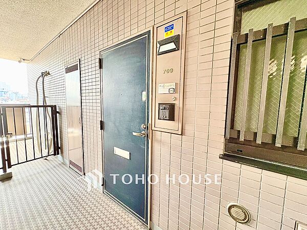 住戸前の共用廊下から玄関ドアまでの様子です。玄関まわりはすっきりとした印象で、住戸への出入りもしやすい空間。外出時や帰宅時に毎日利用する場所だからこそ、現地で確認しておきたいポイントです。