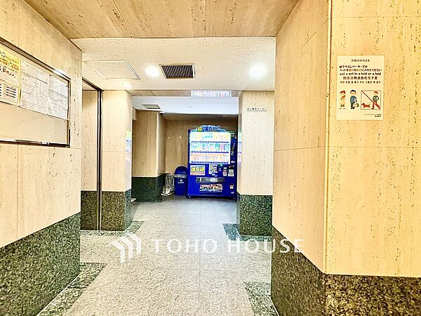 明るく清潔感のあるエントランス。共用スペースには自動販売機が設置されており、外出せずに飲み物を購入できるのも便利です。すっきりと整えられた、日々気持ちよく利用できる空間です。