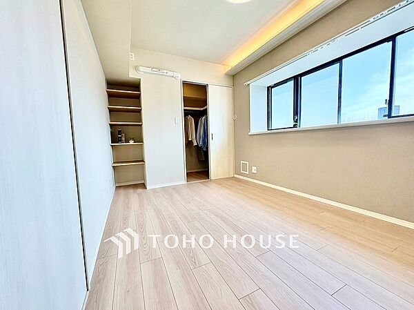 横長の窓から自然光を取り込める明るい洋室。すっきりとした内装で、家具のレイアウトもしやすい空間です。リビングとつながる配置で、ライフスタイルに合わせて幅広く活用できる使い勝手のよいお部屋で