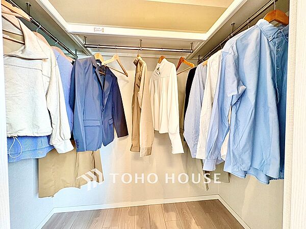 衣類をまとめて収納できるゆとりあるウォークインクローゼット。ハンガーパイプと棚を備え、洋服やバッグ、小物などを整理しやすい設計です。収納力があり、居室をすっきりと保てるのもうれしいポイントです。