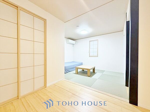 ◆季節外れのホームホリディ◆喧噪から離れ広々したリビングでゆったりと過ごす。そんな寛いだ休日もあっていい。だって『何もしない時を楽しむ』そんな贅沢な時間を愛する家族と堪能できるのだから。