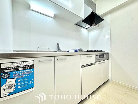 【Kitchen】美しく使いやすいキッチンは油汚れが簡単に拭き取れる素材で加工されており、浄水器シャワーから流す水の音を軽減する静かなシンクを採用。見えないところにさり気ない配慮が嬉しい