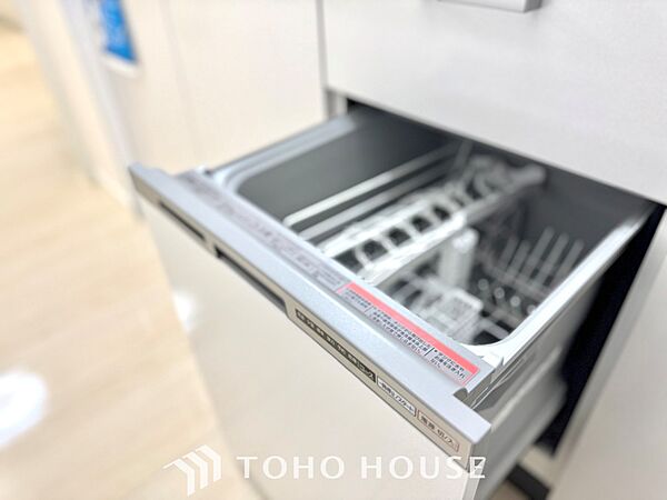 【Kitchen】美しく使いやすいキッチンは油汚れが簡単に拭き取れる素材で加工されており、浄水器シャワーから流す水の音を軽減する静かなシンクを採用。見えないところにさり気ない配慮が嬉しい