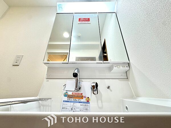 【Wash basin】十分な大きさの洗面台は収納もさる事ながら、身だしなみチェックや歯磨きなど、朝の慌ただしい時間でもホテルライクなスペースで余裕とゆとりを感じて頂けます。