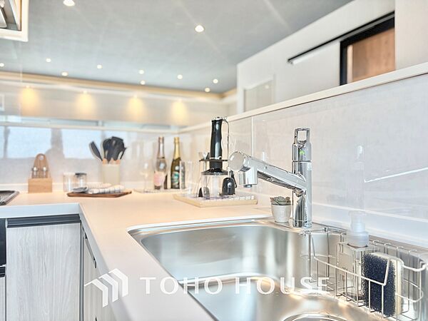 【KITCHEN】◆開放的◆後片付けが楽なシステムキッチン。収納スペースの充実！