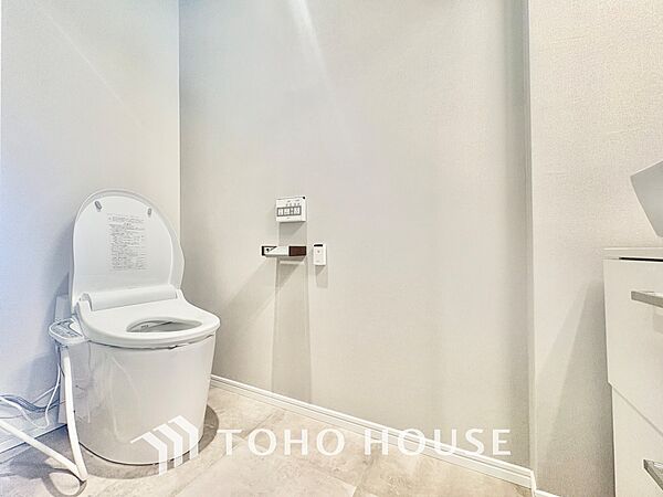 【RESTROOM】ホワイト調のクロスと温もり溢れるモダンカラーの床材が見事に調和した本邸宅は、毎日の生活を少しでも快適に過ごして頂ける様に落ち着いた雰囲気作りから行っています。