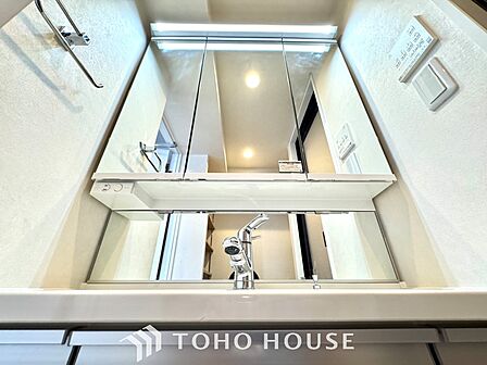 【Wash basin】十分な大きさの洗面台は収納もさる事ながら、身だしなみチェックや歯磨きなど、朝の慌ただしい時間でもホテルライクなスペースで余裕とゆとりを感じて頂けます。