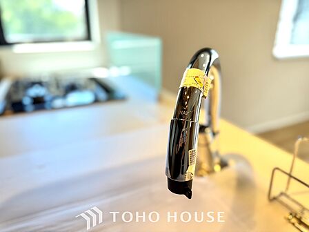 【Water cleaner】蛇口から流れ出すお水はクリーンでいつも楽しめます。また浄水器内臓シャワー混合栓なので場所取らずのスッキリとしたスタイルです。