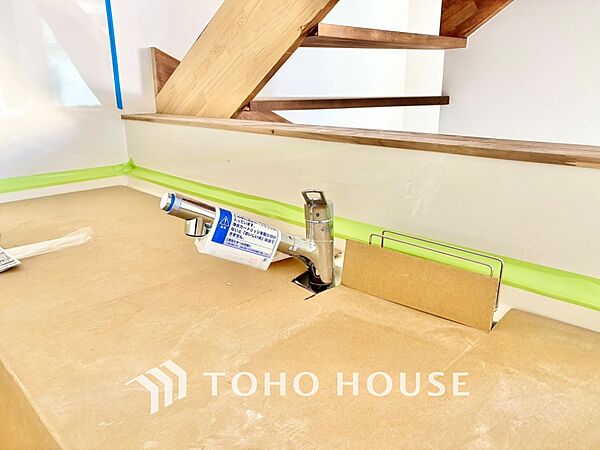 【Kitchen】浄水器内蔵・可動式のシャワーヘッド。水はねや大きな洗い物も計算したシンク。システムキッチンは家事をずっと楽にしてくれる。