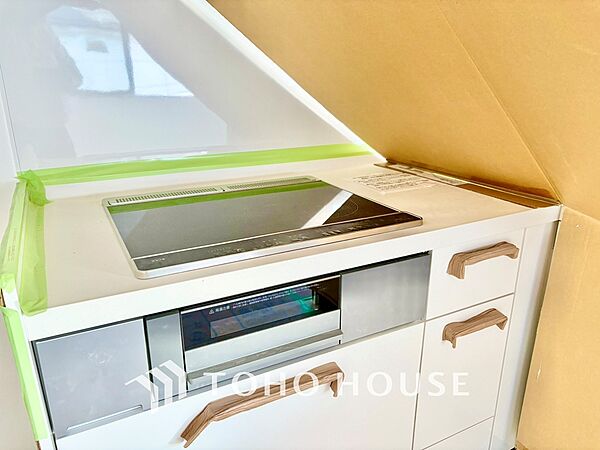 可能な限り余計なものを省いた3口コンロ。美しさと機能性を兼ね備えたスタイルはきっと何年もあなたの味方です。