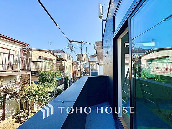 ここからは空が遠くまで見える。紺碧、曇天、茜色。心もともに映り変わる。東京にもあったんだ。こんな景色が・・・。