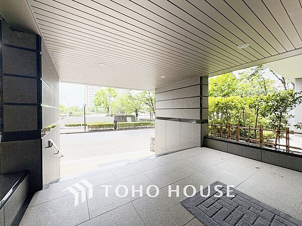【ENTRANCE】◆そびえ立つ◆我が家のシンボル。遠くの空が赤く染まる夕べが待ち遠しい。