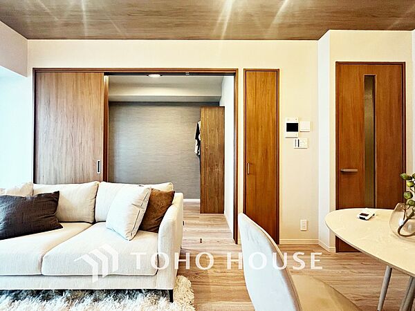 【LIVING】◆眩い◆光が燦々と入り、家族の笑顔を照らす。「いつまでも続いて」と願う夢のような毎日がここにある。