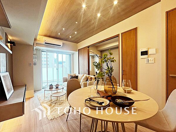 【LIVING】◆眩い◆光が燦々と入り、家族の笑顔を照らす。「いつまでも続いて」と願う夢のような毎日がここにある。