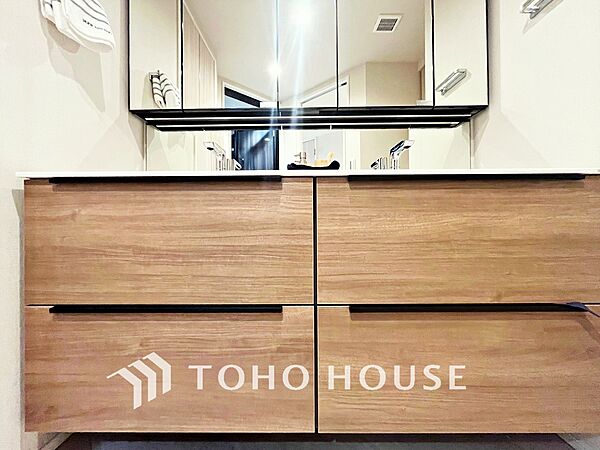 【WASHROOM】◆快適◆煌びやかな暮らしの中にも忘れたくない快適さ。大きな収納が助けてくれます。