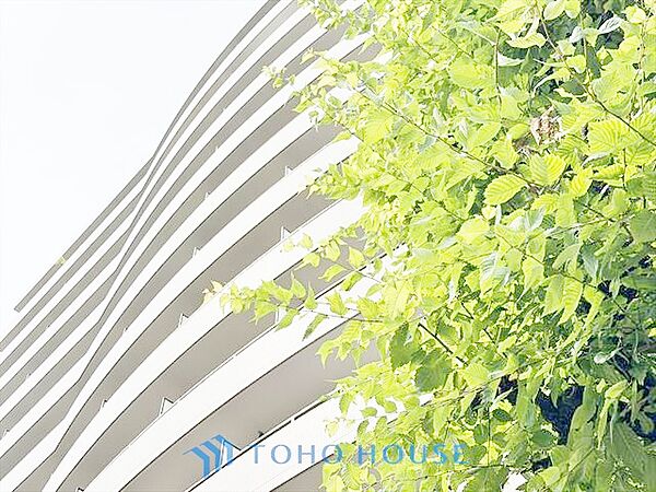 【ENTRANCE】◆家族◆家で家族と過ごす時間は限られている。帰りを待つ家族の元へと急ぐときの弾む思い。そんな思いを引き立てる邸宅。
