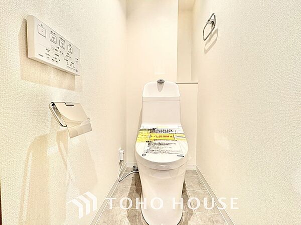 清潔感あるホワイト調のクロスと温もり溢れるモダンカラーの床材が見事に調和した本邸宅は、毎日の生活を少しでも快適に過ごして頂ける様に落ち着いた雰囲気作りから行っています。