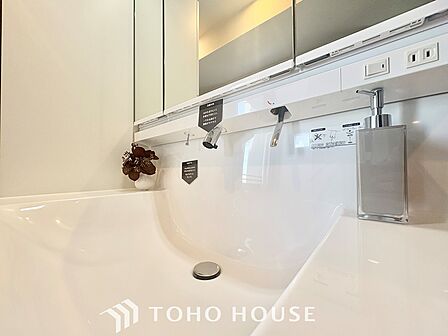 【Wash basin】十分な大きさの洗面台は収納もさる事ながら、身だしなみチェックや歯磨きなど、朝の慌ただしい時間でもホテルライクなスペースで余裕とゆとりを感じて頂けます。