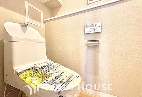 清潔感あるホワイト調のクロスと温もり溢れるモダンカラーの床材が見事に調和した本邸宅は、毎日の生活を少しでも快適に過ごして頂ける様に落ち着いた雰囲気作りから行っています。