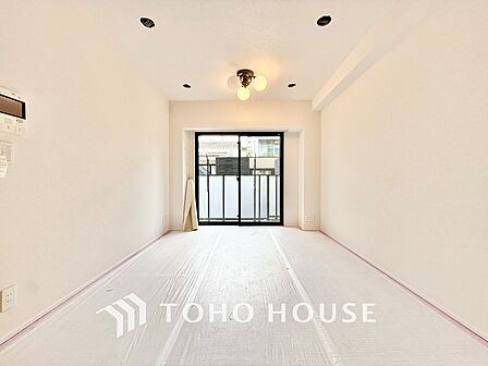 ◆リビング◆たくさんの窓から注ぐ太陽の光。時間の経過とともに光と影のコントラストがこの空間のムードを変え、部屋に変化と温もりをもたらしてくれる。