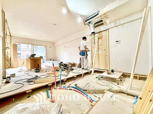 ◆キッチン◆美しく使いやすいキッチンは油汚れが簡単に拭き取れる素材で加工されており、浄水器シャワーから流す水の音を軽減する静かなシンクを採用。見えないところにさり気ない配慮が嬉しいですね