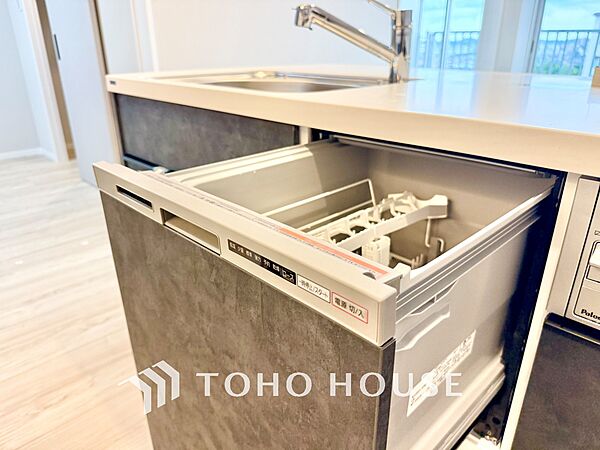 ◆キッチン◆美味しい料理を作りたくなるような気持にさせてくれる、腕を振るえる自慢のスペース。見上げると柔らかなダウンライトが包み込み、彩りを添えます。艶と光沢のある居心地の良いわが家のキッチン。