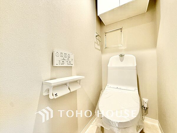 ◆トイレ◆トイレも全て新品に交換されており、清々しく新生活を始めることができます。白基調の清潔感のある空間に生まれ変わりました。