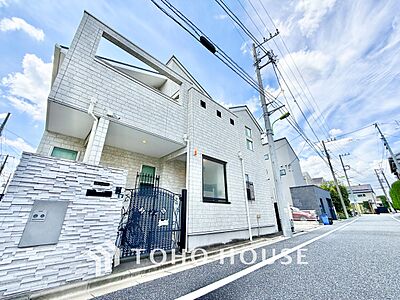 外観:窓を開けベランダに出ると当所なく広がる街と空のスクリーン。風が凪ぎ一時停止する目の前の画面の中、僕は一体何を考えていたのだろう。牧歌な街並みが僕を穏やかにさせてくれる。 外観:窓を開けベランダに出ると当所なく広がる街と空のスクリーン。風が凪ぎ一時停止する目の前の画面の中、僕は一体何を考えていたのだろう。牧歌な街並みが僕を穏やかにさせてくれる。