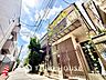 キッチン：【居心地のいい暮らし】には欠かせない眩い採光。ゆったりとした幅の窓からこの空間に降り注ぐ採光が絶えない。明るいリビングこそ居心地のいい暮らしが待っているのだと思う。