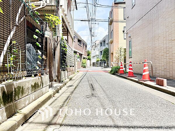 【色彩】この空間に放たれた光は華美なまでに演出されたデザイン。流れる時をより芳醇なコーヒーの様な色彩奏でるアダージョ。そして情景豊かな作品のような暮らしがイメージできる。