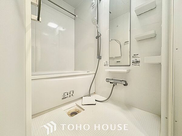 【Bathroom】『一日の疲れを落としてくれる場所は、一番落ち着く場所でなければならない』高級感溢れるカラーと大きさ・柔らかな曲線で構成された半身浴も楽しめるバスタブが心地よさをもたらします。