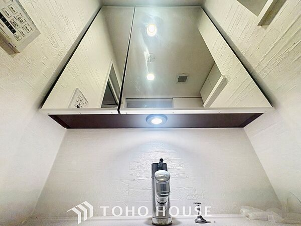 【Wash basin】十分な大きさの洗面台は収納もさる事ながら、身だしなみチェックや歯磨きなど、朝の慌ただしい時間でもホテルライクなスペースで余裕とゆとりを感じて頂けます。