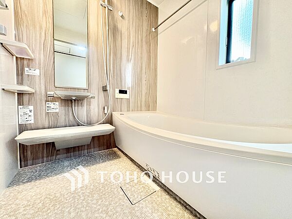 【Bathroom】奥行きが長く足を延ばしてもラクラクのスペース。体の大きい方でも嬉しいワイドサイズ。また、カビが付きにくく軽くこすれば簡単に落ちるお掃除ラクラク仕様です。