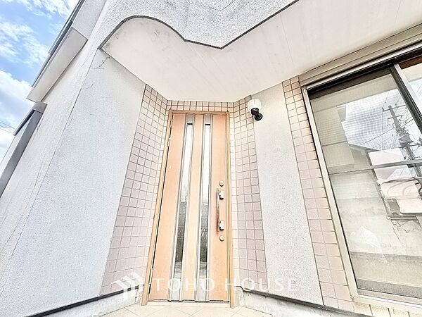 【LIVING】◆家族◆家で家族と過ごす時間は限られている。帰りを待つ家族の元へと急ぐときの弾む思い。そんな思いを引き立てるリビングへの扉。