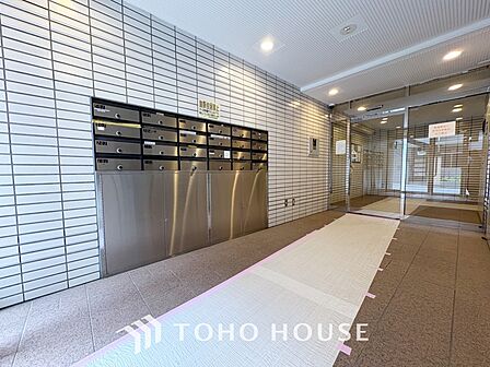 【Living room】◆リビング◆家族への思いを抱きながら、平和に過ごす悠久の時。あたかかく感じるのは、日当たりだけではない。広く和やかに暮らせる空間と、家族の存在を噛みしめて。