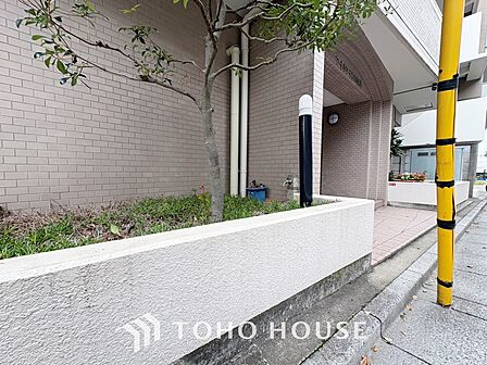 【Shoes in closet】靴を美しく収納できて、マジックのように玄関がすっきりします。ベビーカー、ゴルフ道具、アウトドア用品など、外で使用するアイテムを玄関ドアの近くに収納できます。