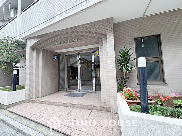 【House of the Sun】太陽の温かな光がお家全体を照らす。そこには目を輝かせ笑顔で見つめてくれる君がいて、「ただいま」の言葉がこだまする。そんな君の瞳に恋している。