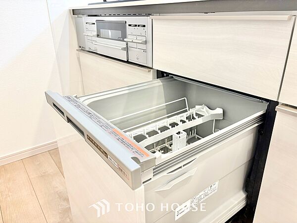 ◆キッチン◆美味しい料理を作りたくなるような気持にさせてくれる、腕を振るえる自慢のスペース。見上げると柔らかなダウンライトが包み込み、彩りを添えます。艶と光沢のある居心地の良いわが家のキッチン。