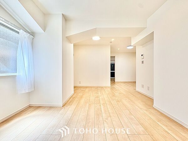 ◆木漏れ日◆の様な採光が優しく足元を照らし、心地いい暮らしの道しるべを写し出す。この空間で過ごす家族との語らいの時間がとても素敵で幸せを感じるかもしれない。