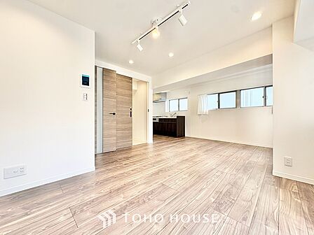 ◆木漏れ日◆の様な採光が優しく足元を照らし、心地いい暮らしの道しるべを写し出す。この空間で過ごす家族との語らいの時間がとても素敵で幸せを感じるかもしれない。